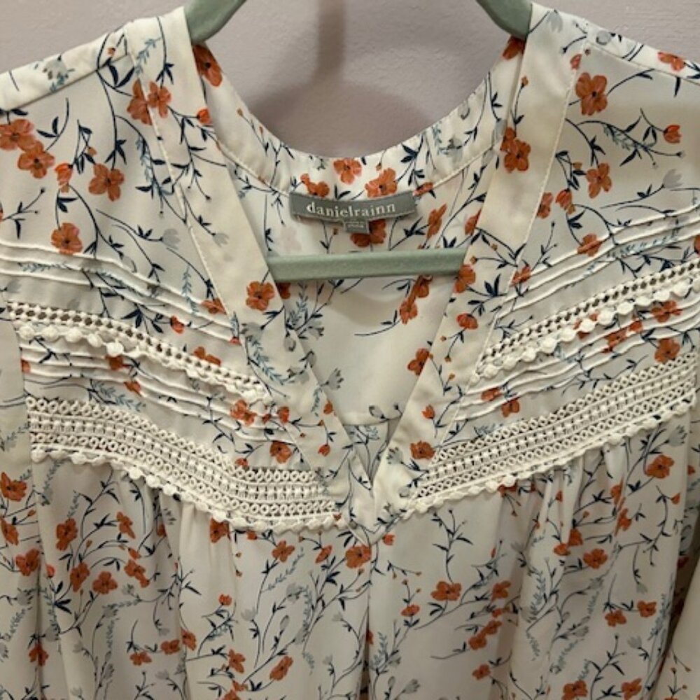 Daniel Rainn BENNY V-Neck Blouse - White with Floral Print & Crochet, Size XL